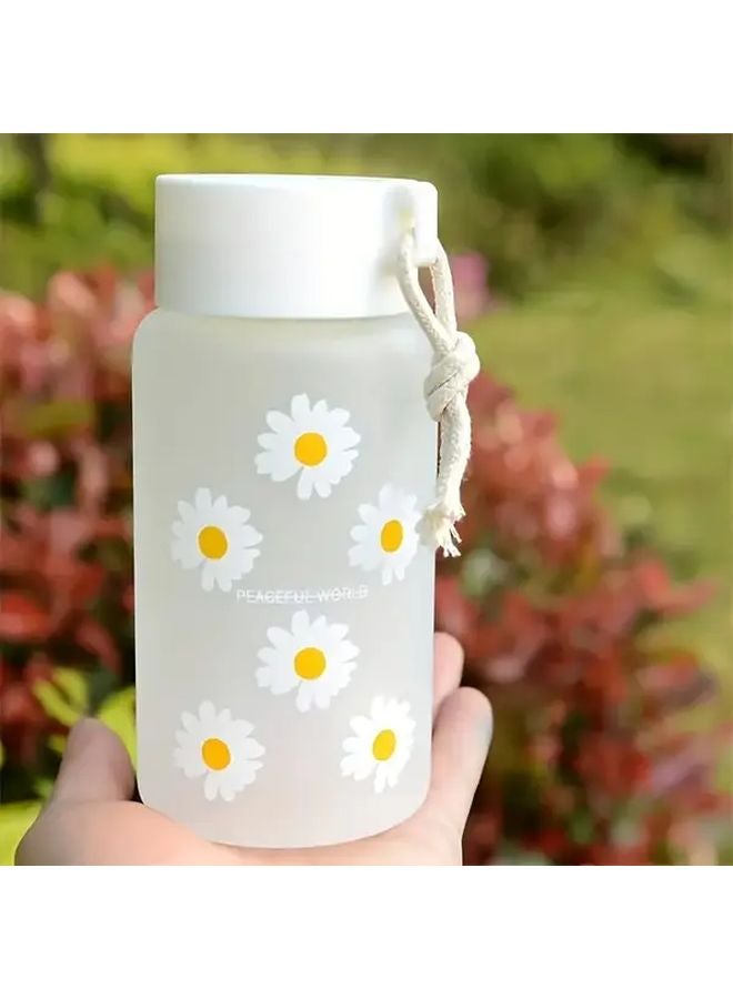 1 قطعة زجاجة ماء بلاستيكية معتمة مزينة بطبعة الإقحوان مع حمالة خالية من مادة BPA خفيفة الوزن ومتينة - Image 2